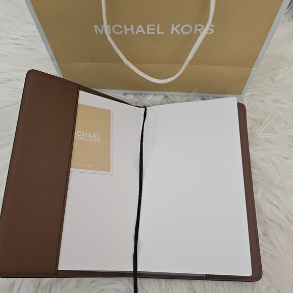 Michael Kors planner with box and bag! ๐ฏ - Picture 5 of 8